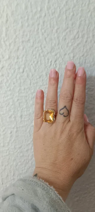 Anillo dorado con piedra amarilla