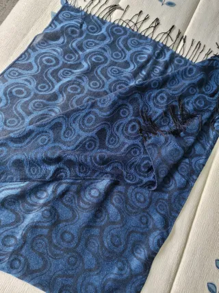 Pañuelo azul con diseño