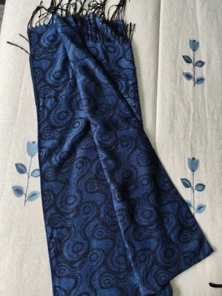 Pañuelo azul con diseño