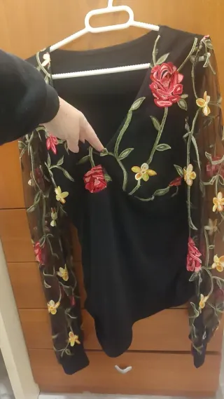 Camisa negra con mangas bordadas florales