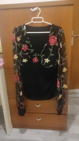 Camisa negra con mangas bordadas florales