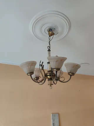 Lámpara de techo dorada y transparente