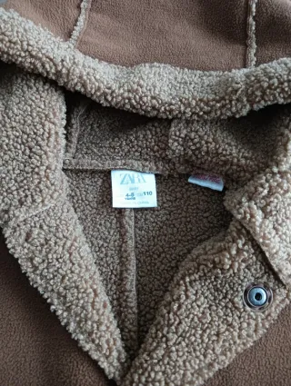 Abrigo niño Zara marrón con capucha
