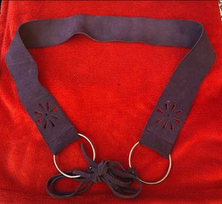 Cinturón ante morado con flor