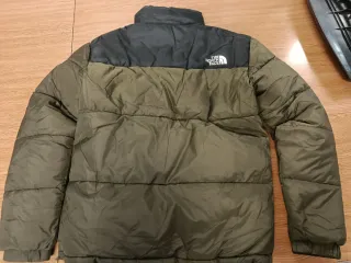 Chaqueta The North Face verde y negra..