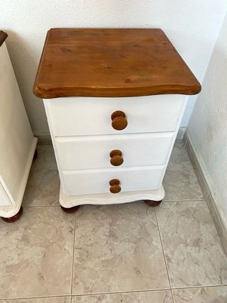 Mesitas de noche blancas con tapa de madera