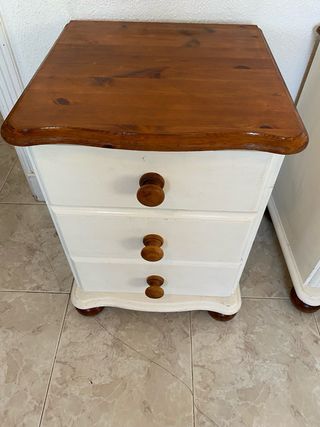 Mesitas de noche blancas con tapa de madera