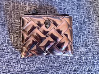 Cartera pequeña metalizada de piel.