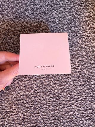 Cartera pequeña metalizada de piel.