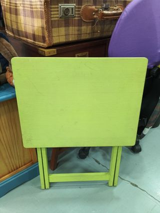 Mesa plegable de madera pintada en verde