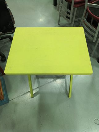 Mesa plegable de madera pintada en verde