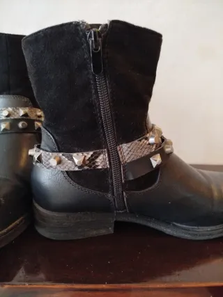 Botines negros con tachuelas