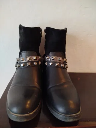 Botines negros con tachuelas