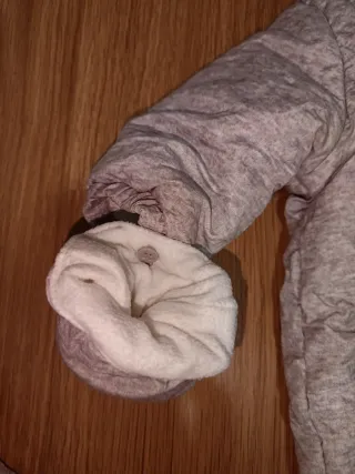 Mono saco bebé pingüino gris