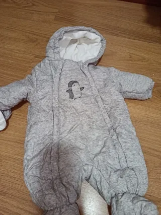 Mono saco bebé pingüino gris