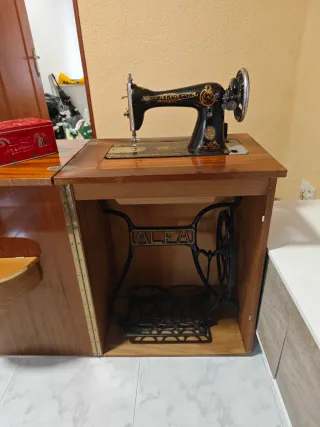 Máquina de coser antigua ALEA