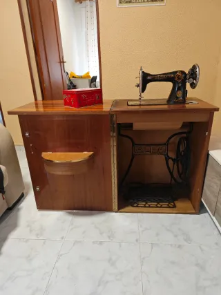 Máquina de coser antigua ALEA