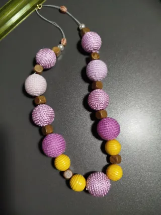 Collana perle legno ricamate viola giallo