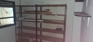 Estantería metálica y de madera