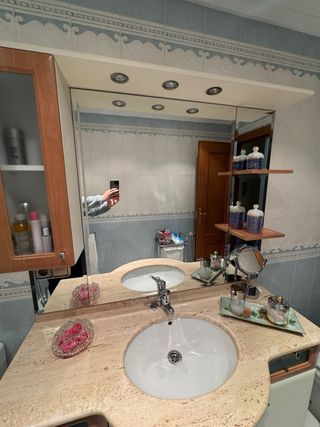 Mueble de baño con espejo lavabo grifo y mármol