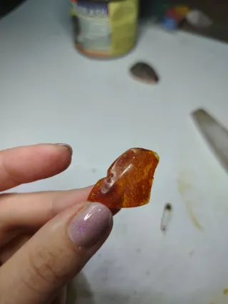 Ambra levitata a mano