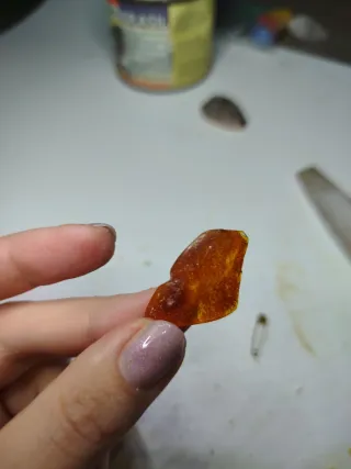 Ambra levitata a mano