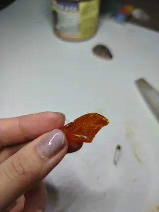 Ambra levitata a mano