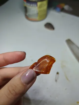 Ambra levitata a mano