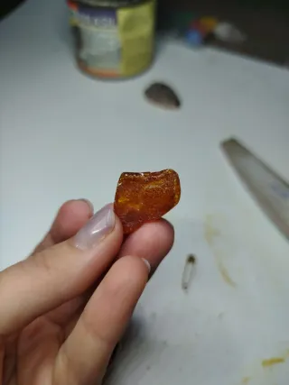 Ambra levitata a mano