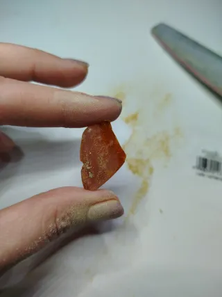 Ambra levitata a mano