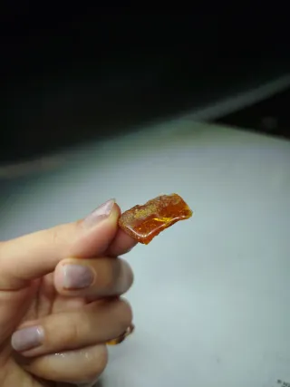 Ambra levitata a mano