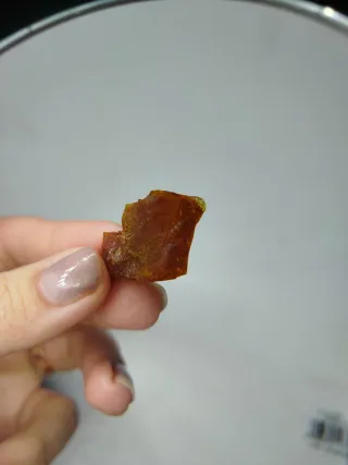 Ambra levitata a mano