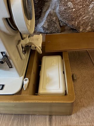 Máquina de coser Refrey 527