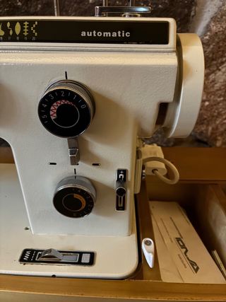 Máquina de coser Refrey 527