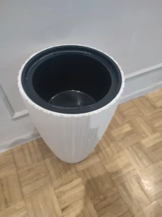 Macetero blanco y negro de plástico