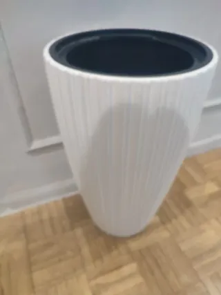 Macetero blanco y negro de plástico