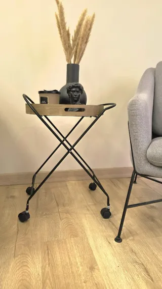 Mesa auxiliar vintage con ruedas