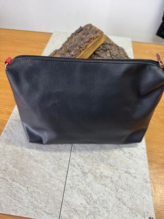 Borsa Karl Lagerfeld nera con dettagli rossi