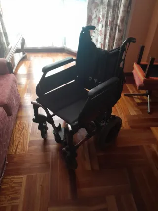 Silla de ruedas con motor y cargador.