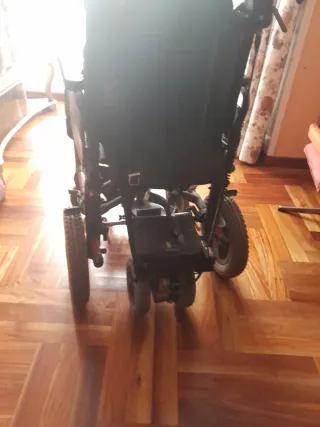 Silla de ruedas con motor y cargador.