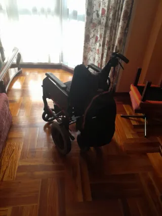 Silla de ruedas con motor y cargador.