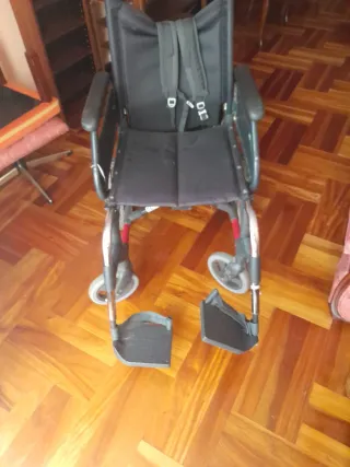 Silla de ruedas con motor y cargador.