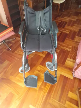 Silla de ruedas con motor y cargador.