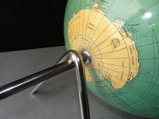 Globo Terráqueo Vintage Dalmau Carles Pla