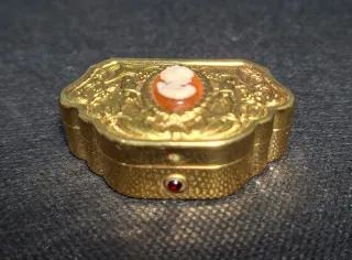 Pastillero con camafeo