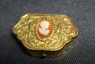 Pastillero con camafeo