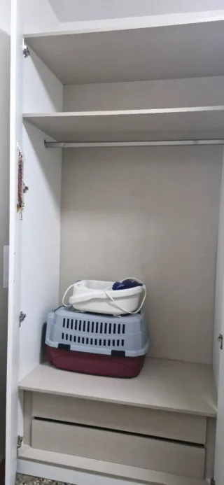 Armario blanco de madera