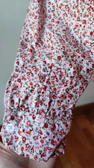 Traje de caserita estampado y falda roja