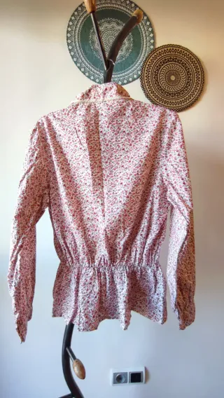 Traje de caserita estampado y falda roja