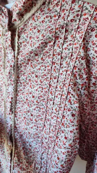 Traje de caserita estampado y falda roja